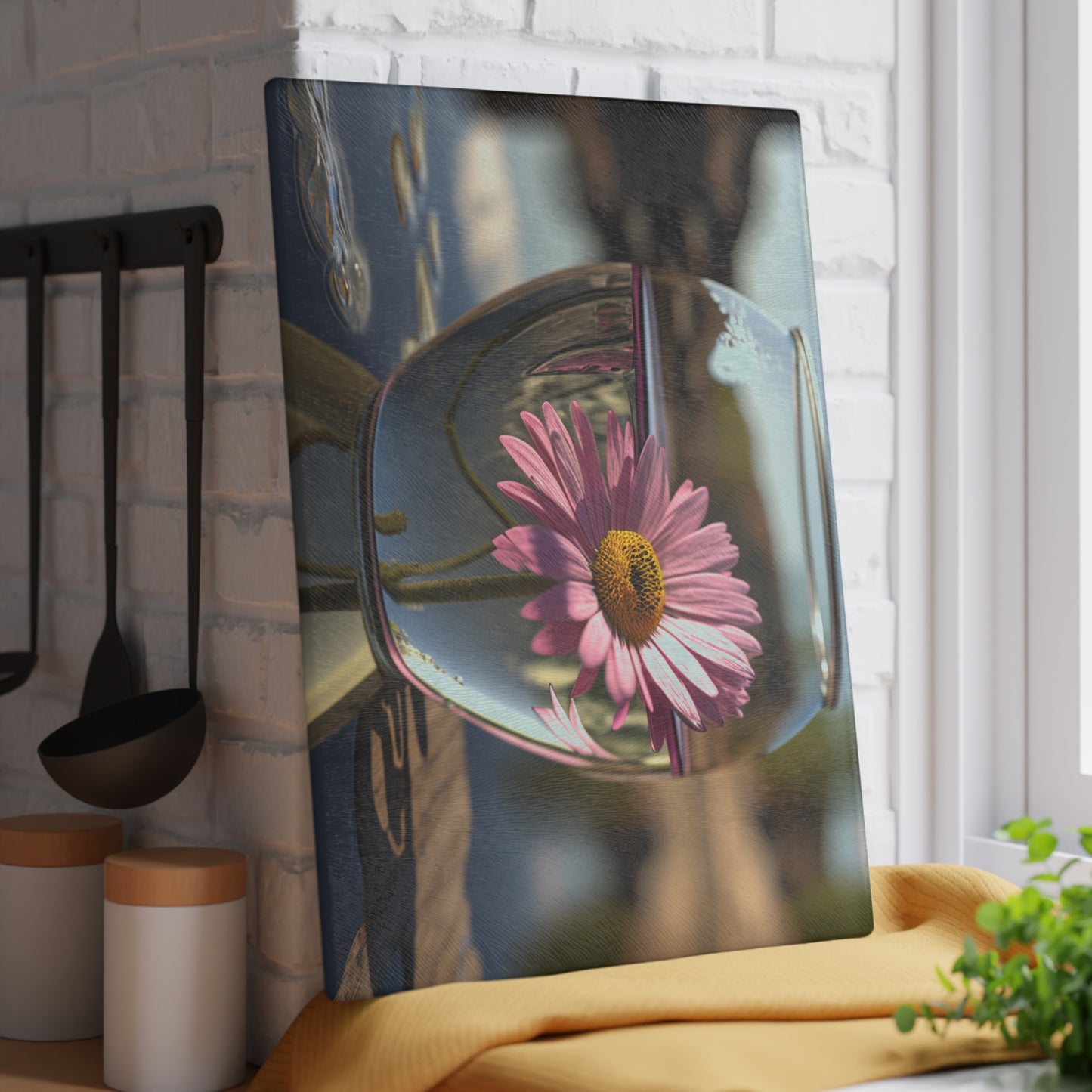 Glass Cutting Board Daisy in a vase 1